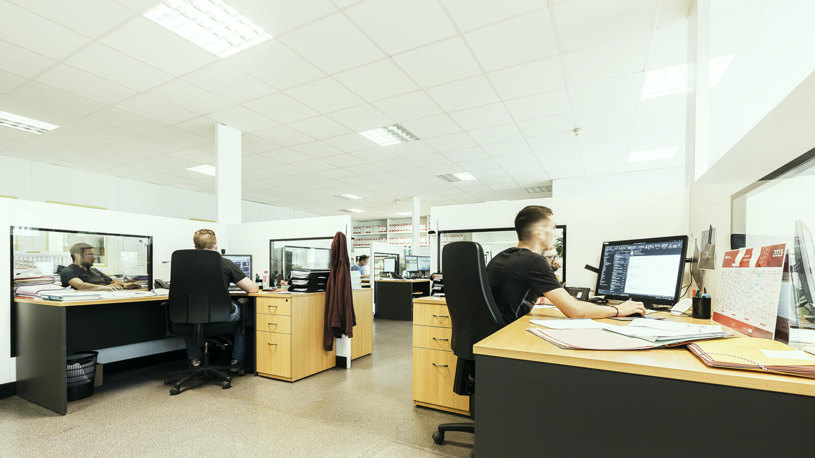 Personnes au travail dans les bureaux Dagard