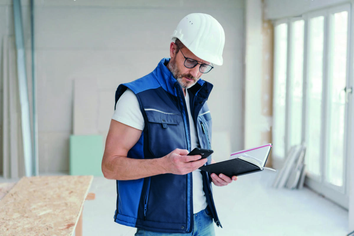 Homme travaillant sur un contrat de maintenance chambre froide