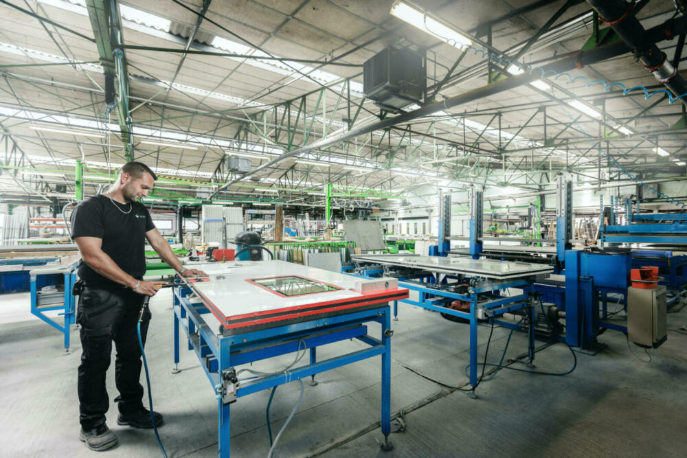 Personne en train de travailler dans les ateliers Dagard