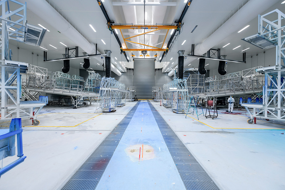 Large-scale paint rooms for aircraft