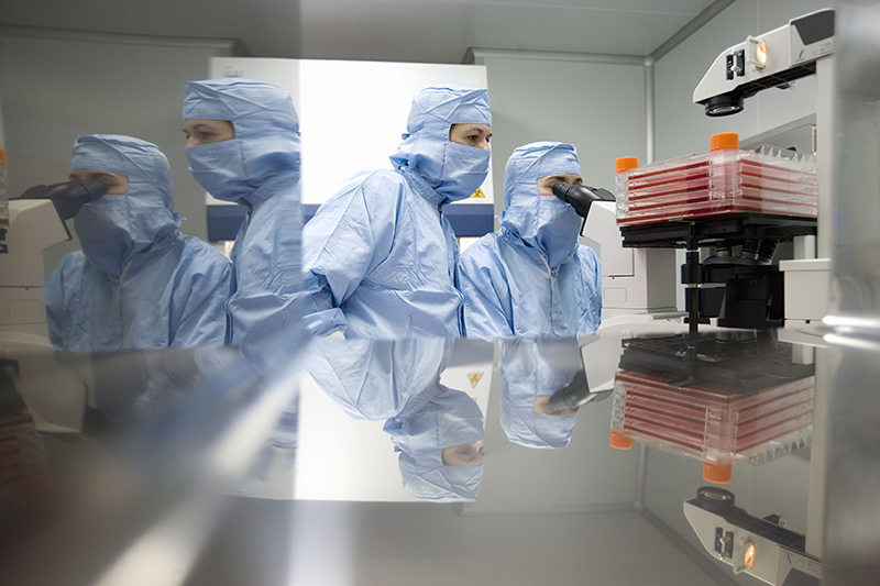 El trabajo de microscopio en un laboratorio clasificado