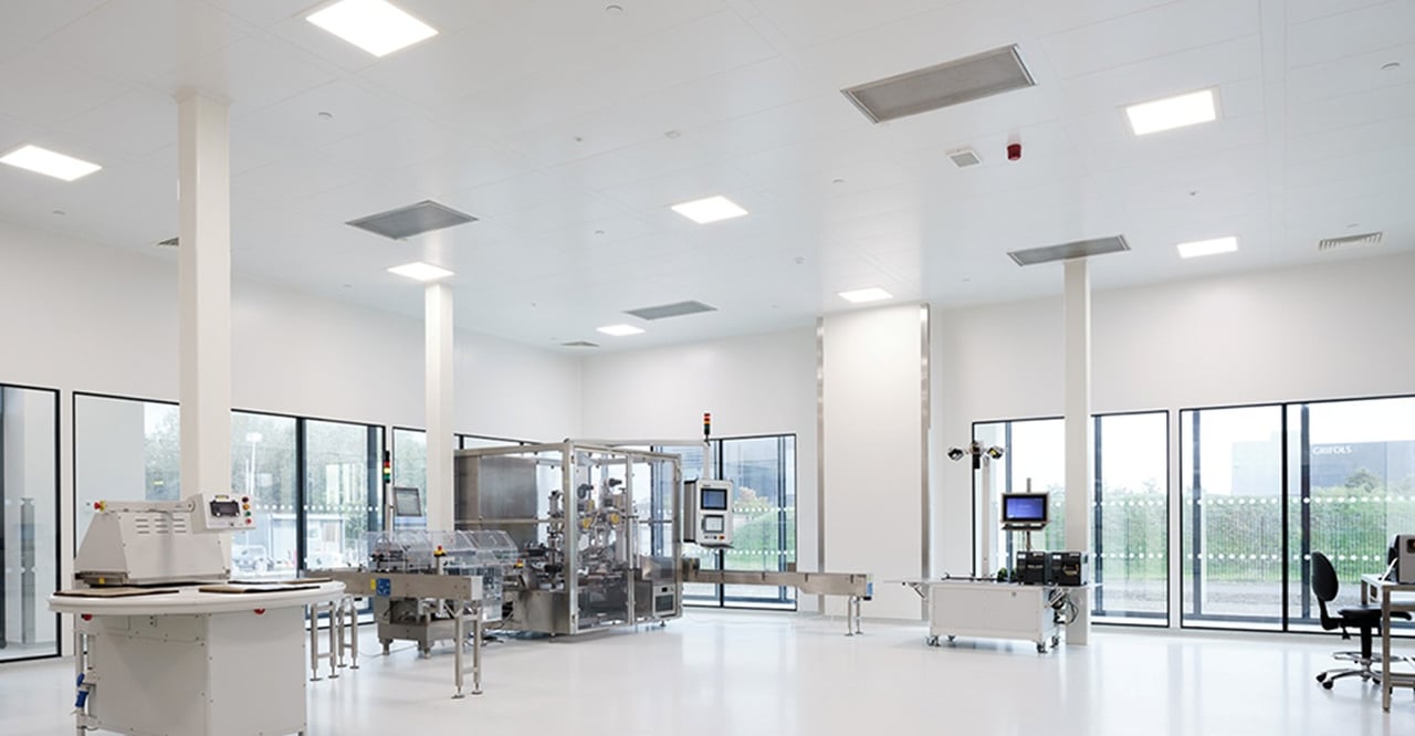Pharmaceutical cleanroom with a filling line and glazed partitions