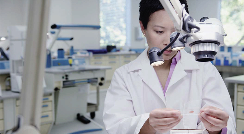 Mujer en un laboratorio